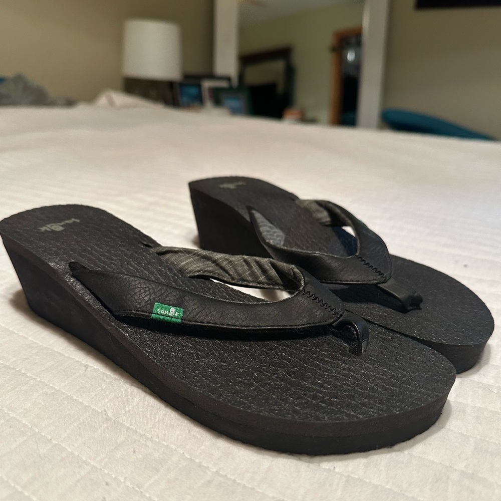 Sanuk Women's Black Wedge Sandals